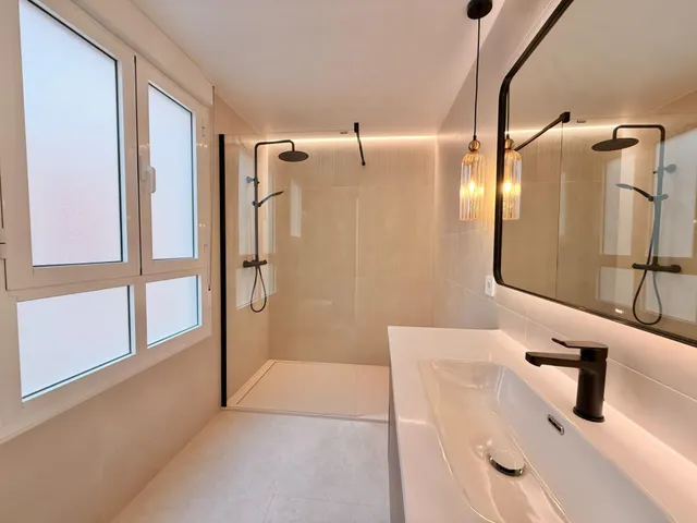 Piso reformado de 3 dormitorios y 2 baños a 200 metros del mar en el centro de Torrevieja — 23