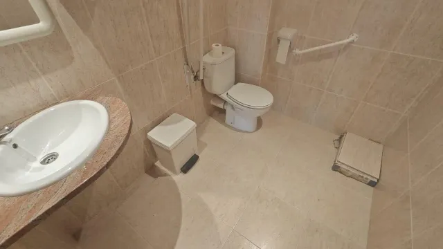 Amplio local comercial con varios despatxos en pleno eje comercial de Manresa — 16