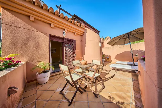 AMPLIA CASA DE 5 DORMITORIOS CON GARAJE, GRANDES TERRAZAS Y VISTAS AL CAMPO DE GOLF EN PLAYA GRANADA — 24