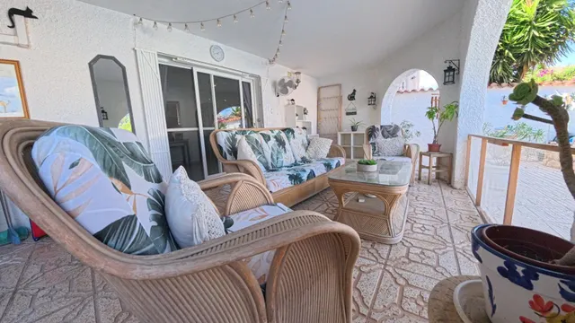 Chalet independiente de 4 habitaciones con piscina divida en dos plantas individuales — 37