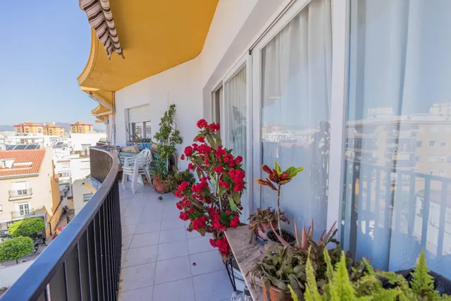 ¡Oportunidad única en el centro de Fuengirola! Piso en esquina con posibilidad de dividir en dos — 5