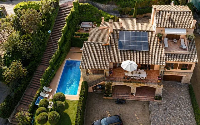 VILLA CON VISTAS AL MAR EN LLAFRANC – PISCINA, LICENCIA TURÍ