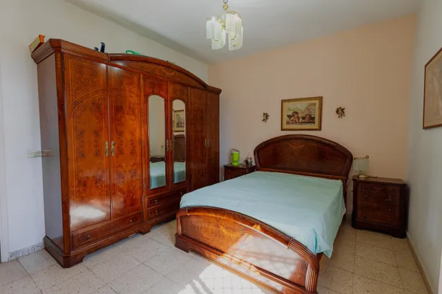 CASA UNIFAMILIAR CON TERRENO URBANO Y GRANDES POSIBILIDADES EN OFRA — 23