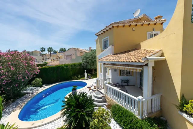 Chalet independiente en Orihuela Costa ¡Descubre tu paraíso 