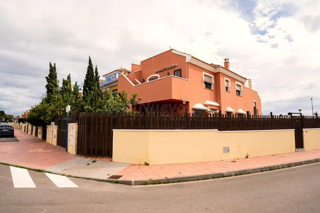 Planta baja tipo bungaló en esquina con 103 m2 de jardín en 