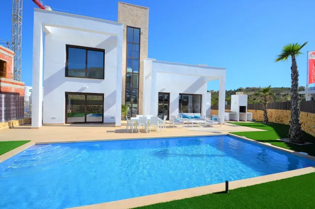 SE VENDE VILLA DE LUJO CON 3 DORMITORIOS Y PISCINA PROPIA EN