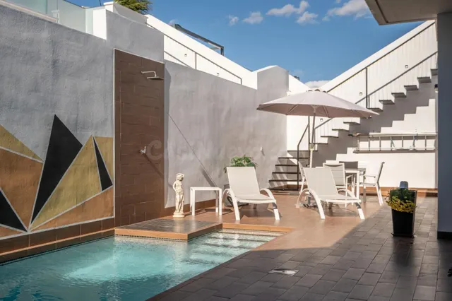 Villa moderna con piscina privada, vistas al mar y terraza e