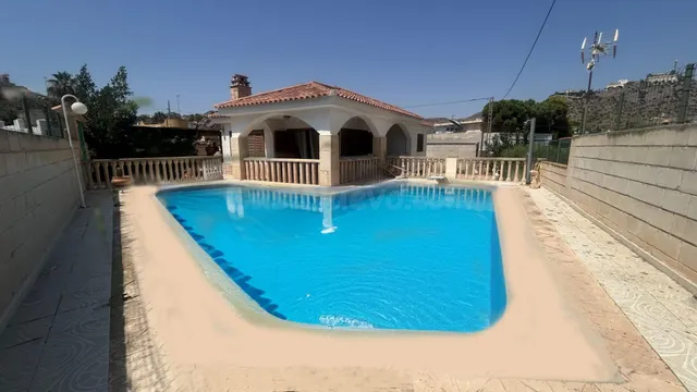 Chalet independiente de 2 plantas, en la urbanización de Tod
