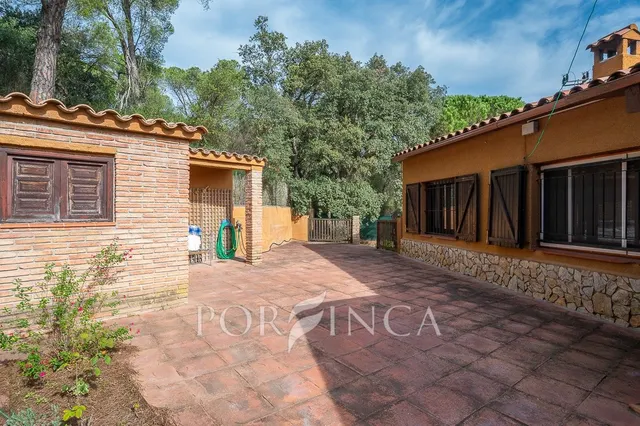 Villa con carácter de 5 dormitorios cerca de Palamós en un entorno verde. Piscina. — 7