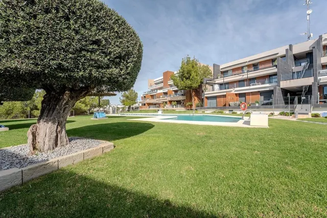 Moderno Apartamento de 2 Dormitorios en Planta Baja con Vist