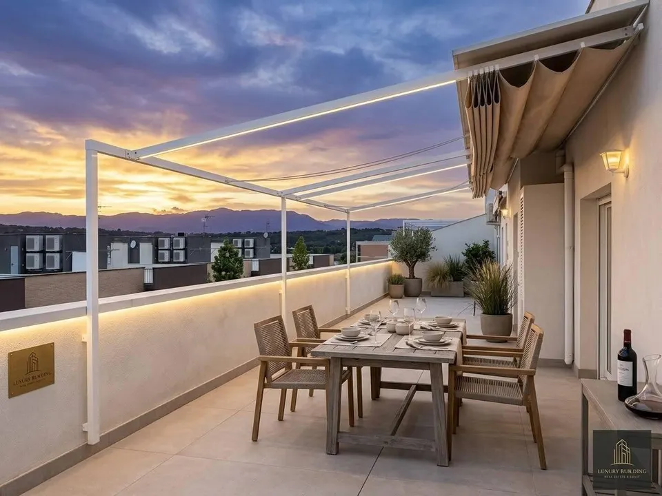 Amplio Atico de 111m2 con Terraza de 140m2 y Piscina Comunitaria en Zona Exclusiva