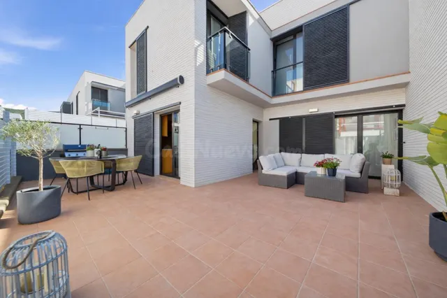 RESERVADA - CASA DE 4 habitaciones CON PISCINA COMUNITARIA E - foto 2