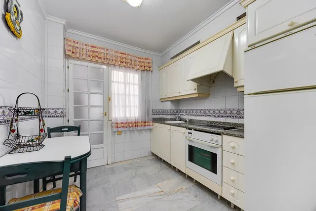 Apartamento de tres dormitorios y dos baños en residencial Duquesa Beach, primera línea de la playa de los locos — 15