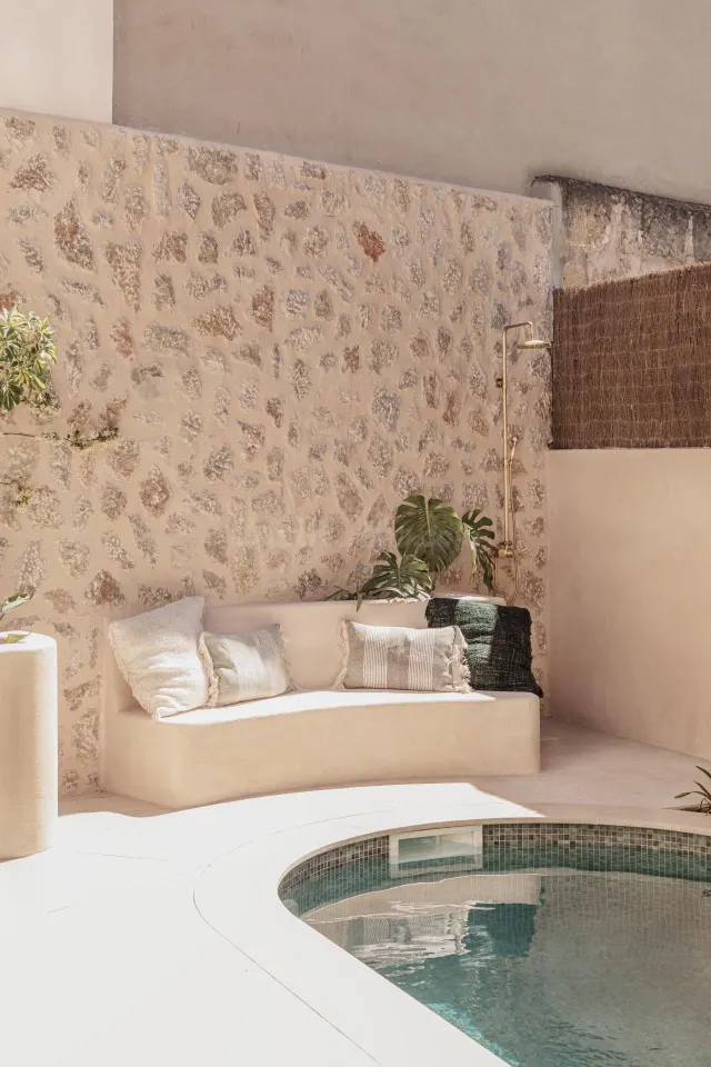 Un Elegante Refugio de Pueblo con Piscina en el Corazón de B - foto 2