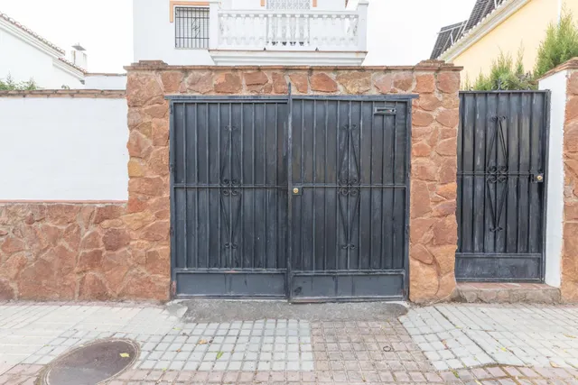 Casa independiente con piscina en La Zubia. — 41