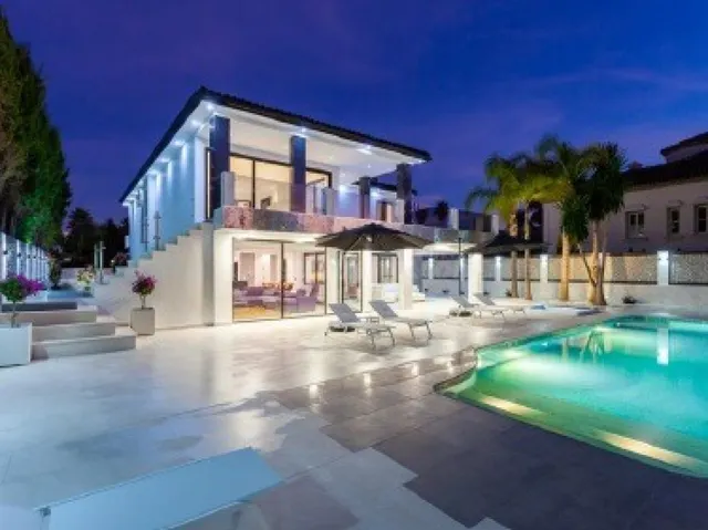Villa Moderna en Playa Los Monteros! - foto 4