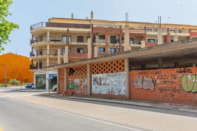 Edificio en obra parada en Llandells (Peñíscola) con proyecto para 39 viviendas y locales — 20