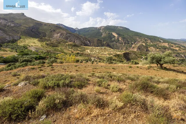 En Venta Maravilloso Paraje Natural, a medio camino entre Granada y Sierra Nevada, a veinte minutos en coche, desde cada una de ellas. — 21