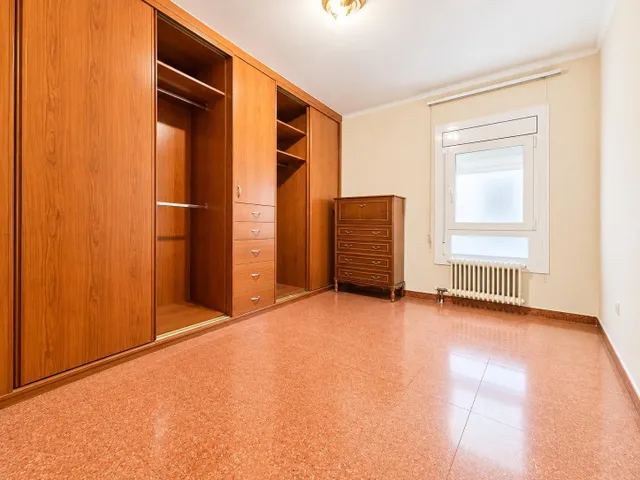 Piso de 4 habitaciones con ascensor en Manresa — 16