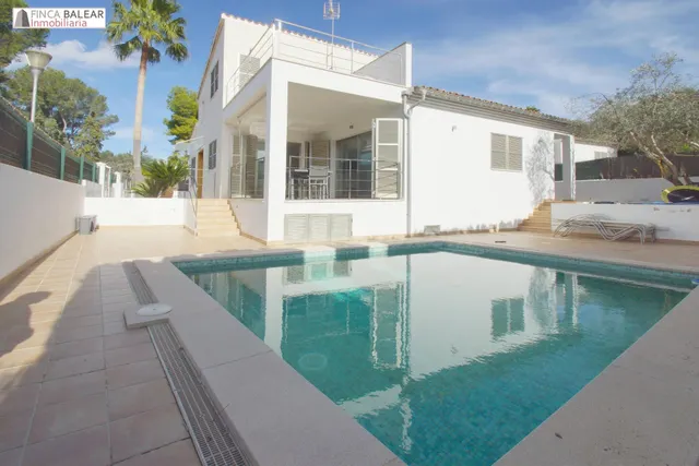 Moderno chalet con piscina y jardin en la exclusiva zona de 
