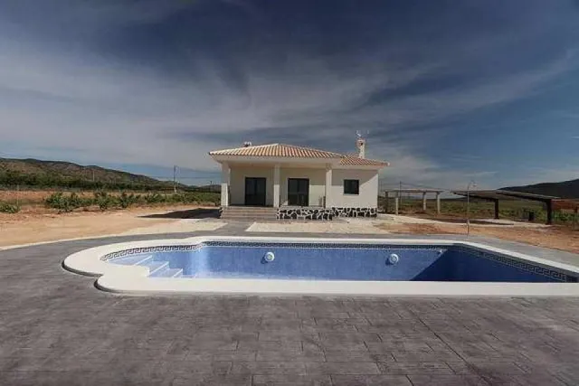 VILLAS DE OBRA NUEVA EN PINOSO — 3