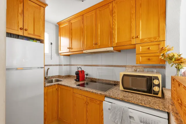 Apartamento de 2 dormitorios con piscina, garaje y trastero cerca del centro de Torrevieja — 13