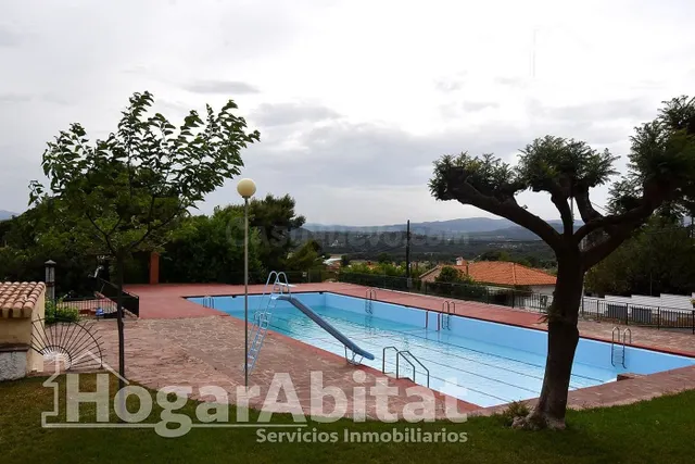 CHALET SEMINUEVO CON GARAJE, PISCINA Y AMPLIA PARCELA - foto 2