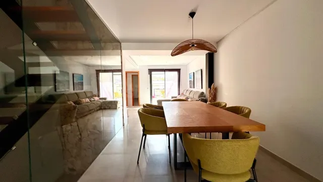 Casa moderna de cuatro plantas con amplias terrazas y garaje - foto 4