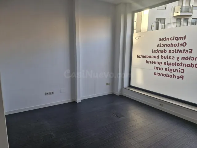 ¡Local Comercial Reformado en el Corazón de Ponferrada! - foto 4