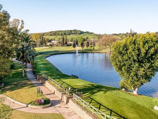 Excelente Ático con vistas al mar en El Paraíso, Estepona — 17