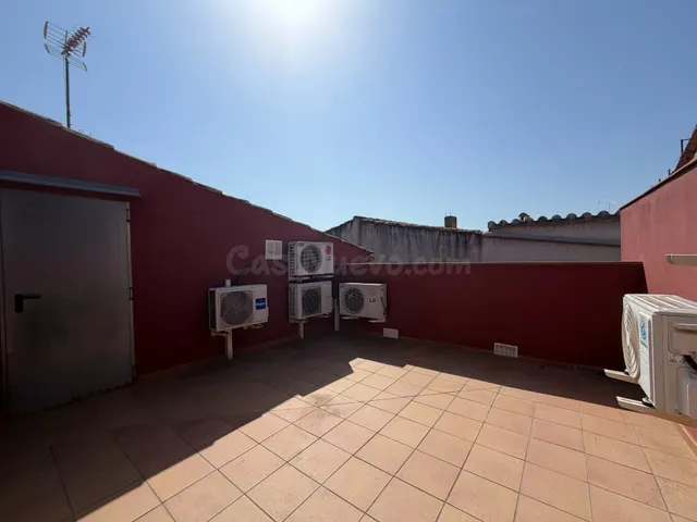 Vive en el corazón de Castelló d’Empúries: piso listo para entrar a vivir — 29