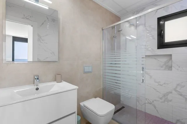 Villa moderna con piscina privada, 3 dormitorios y 3 baños. — 23