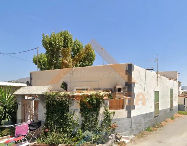 Oportunidad para inversores: Casa de 258 m2 con almacén en E - foto 2
