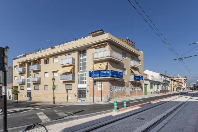 PISO CON GARAJE JUNTO AL METRO EN CHURRIANA — 25