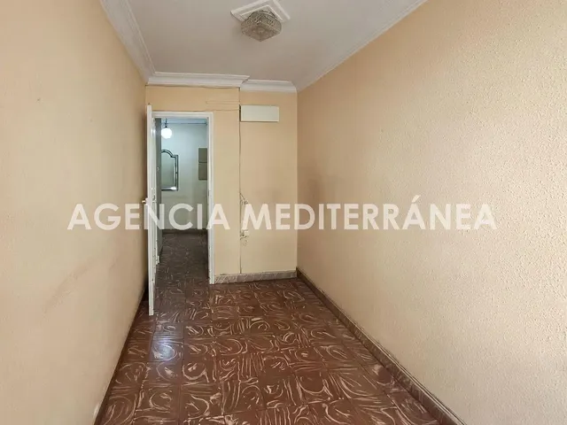 ¡Gran oportunidad de inversión en En Corts! Piso exterior con balcón y muchas posibilidades — 12