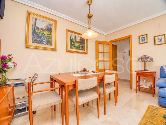 Piso en venta de 4 dormitorios y 2 baños completos con garaje Junto al Mercado Central de Alicante — 5