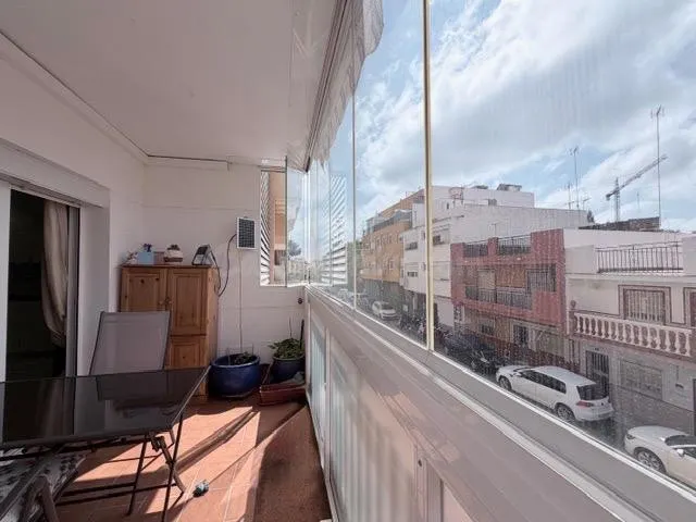 Piso reformado de 3 dormitorios, 2 baños y amplia terraza en