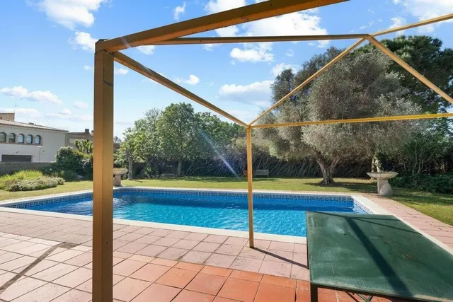 Villa con enorme jardín y piscina en pleno centro, a 5 minutos de la playa — 18