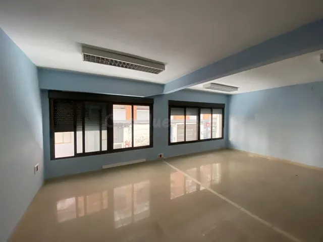 Oficina al lado de la Cruz