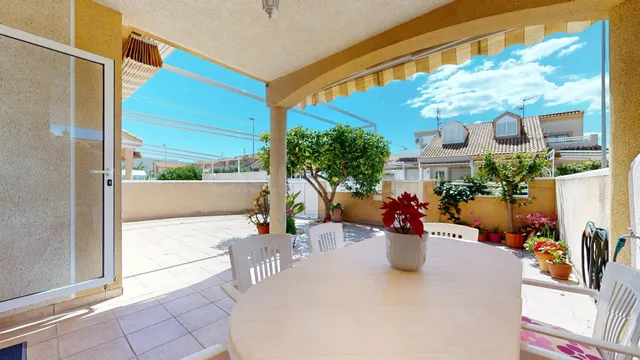 Vivienda en esquina con 4 dormitorios, terraza y gran parcel - foto 4