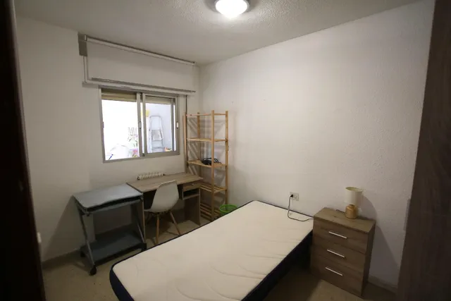 Traumatología (zona). Piso amueblado. 4 dormitorios .2 baños. Estudiantes. Calefacción central — 8