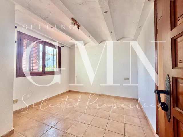 EXCELENTE VILLA EN ESQUINA EN ALBIR | MÁS PRIVACIDAD, LUZ Y GRAN POTENCIAL — 32