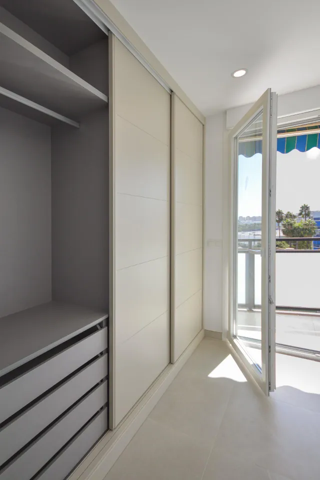 APARTAMENTO CON VISTAS AL MAR, ORIENTACIÓN SUR Y REFORMA DE ALTA CALIDAD — 9