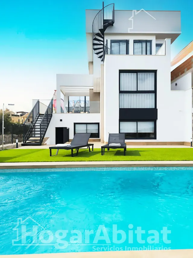 PRECIOSO ADOSADO A ESTRENAR CON PISCINA PRIVADA Y TERRAZA — 31