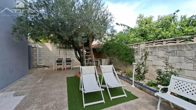 Adosado en Playa de Miramar a 600m del mar, con parcela de 213 m2, piscina comunitaria, barbacoa, chimenea y garaje para varios coches. — 7