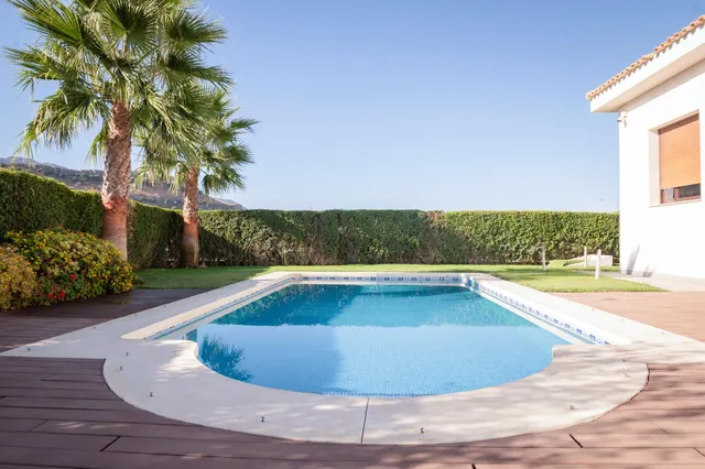 Exclusiva casa de lujo con piscina privada en un entorno tranquilo y selecto — 23
