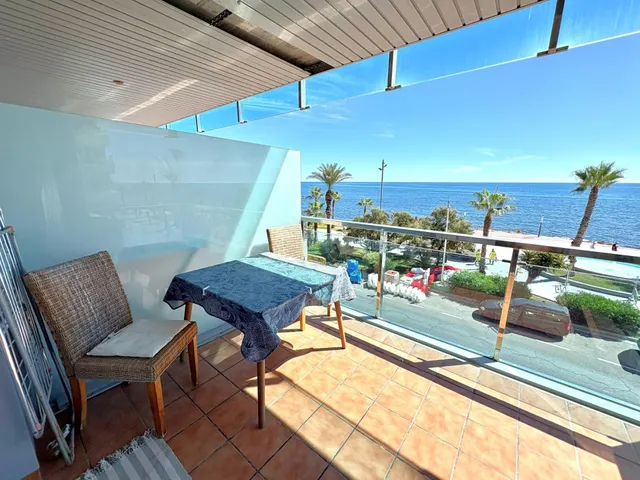 Apartamento moderno y espacioso en primera línea de mar junto a Playa del Cura. ¡3 dormitorios, 2 baños, balcón con vistas al mar (sureste) y piscina comunitaria! — 2