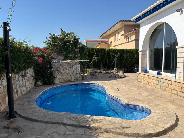 CHALET CON PISCINA PRIVADA DOS habitaciones EN ALQUILER ANUA