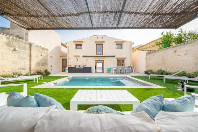 Casa con piscina en primera línea de mar en Cala Gamba — 2