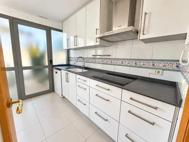 Piso de 3 habitaciones con piscina y garaje junto a Ciudad de las Artes — 3